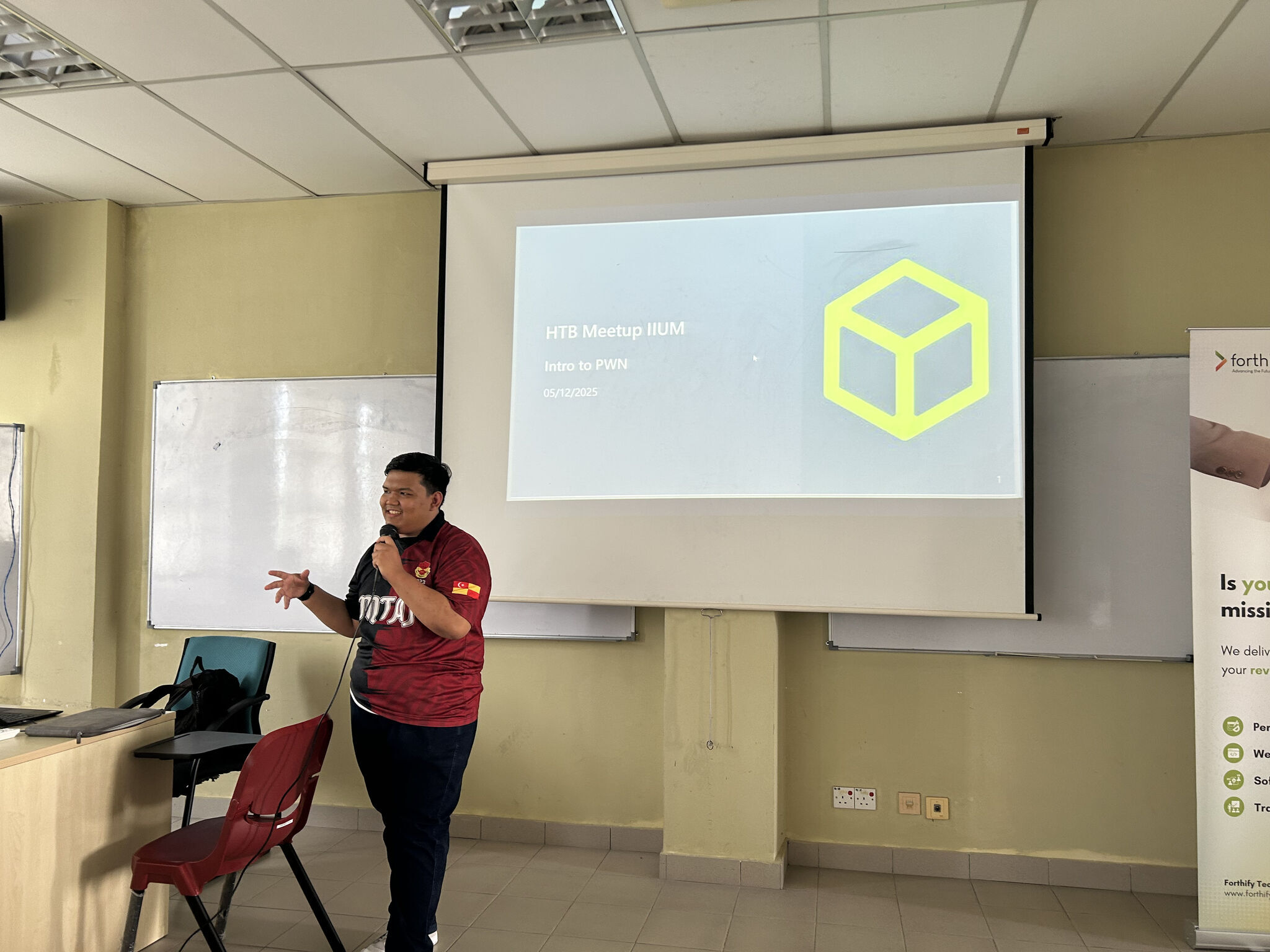 Me introducing myself at the talk